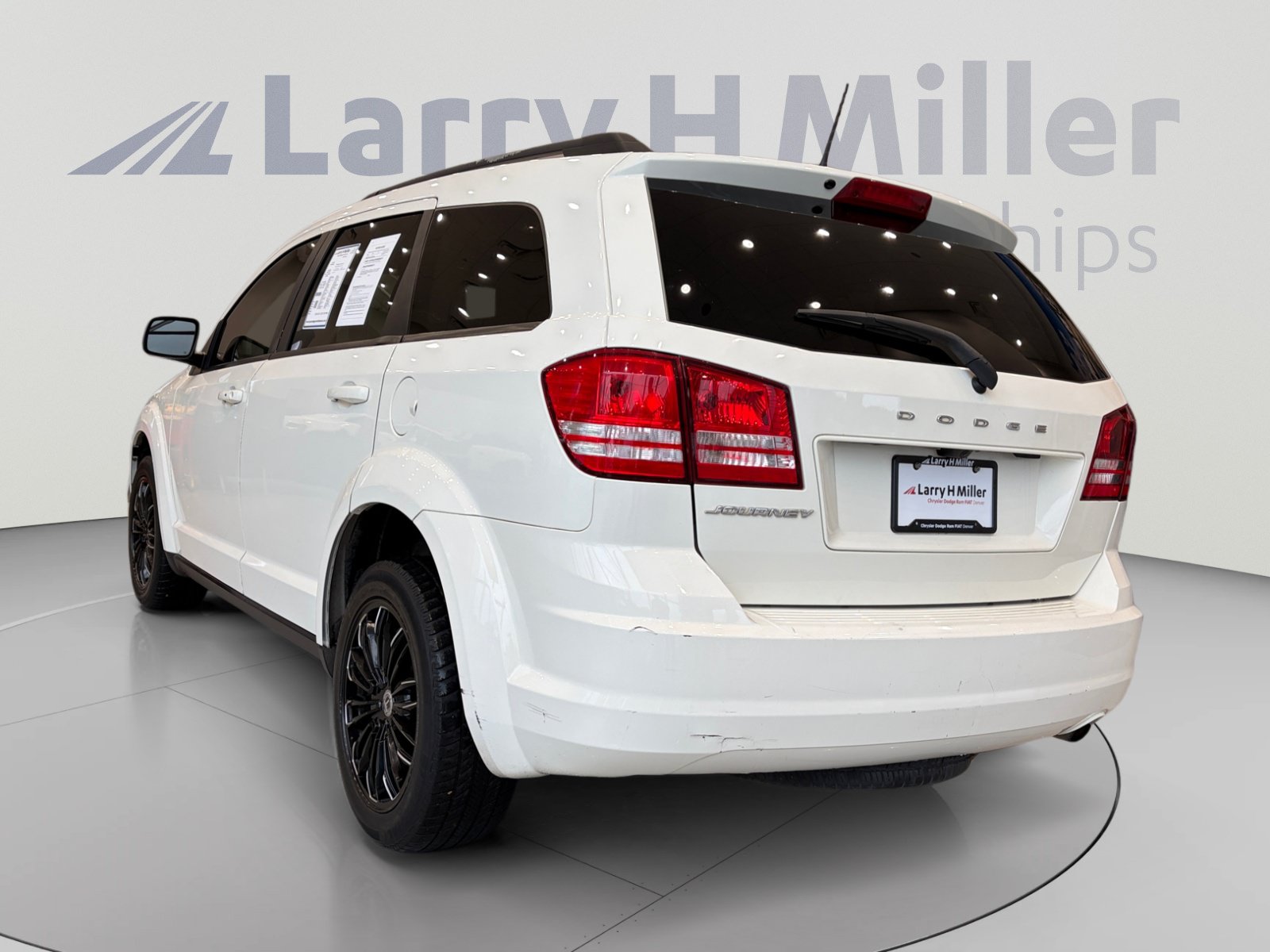 Used 2018 Dodge Journey SE w/ Connectivity Group FWD image 3