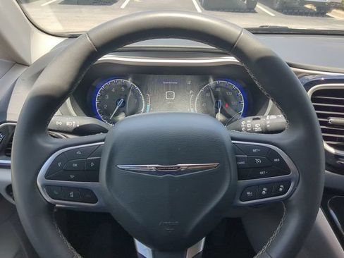 Used 2023 Chrysler Pacifica Touring-L FWD image 33