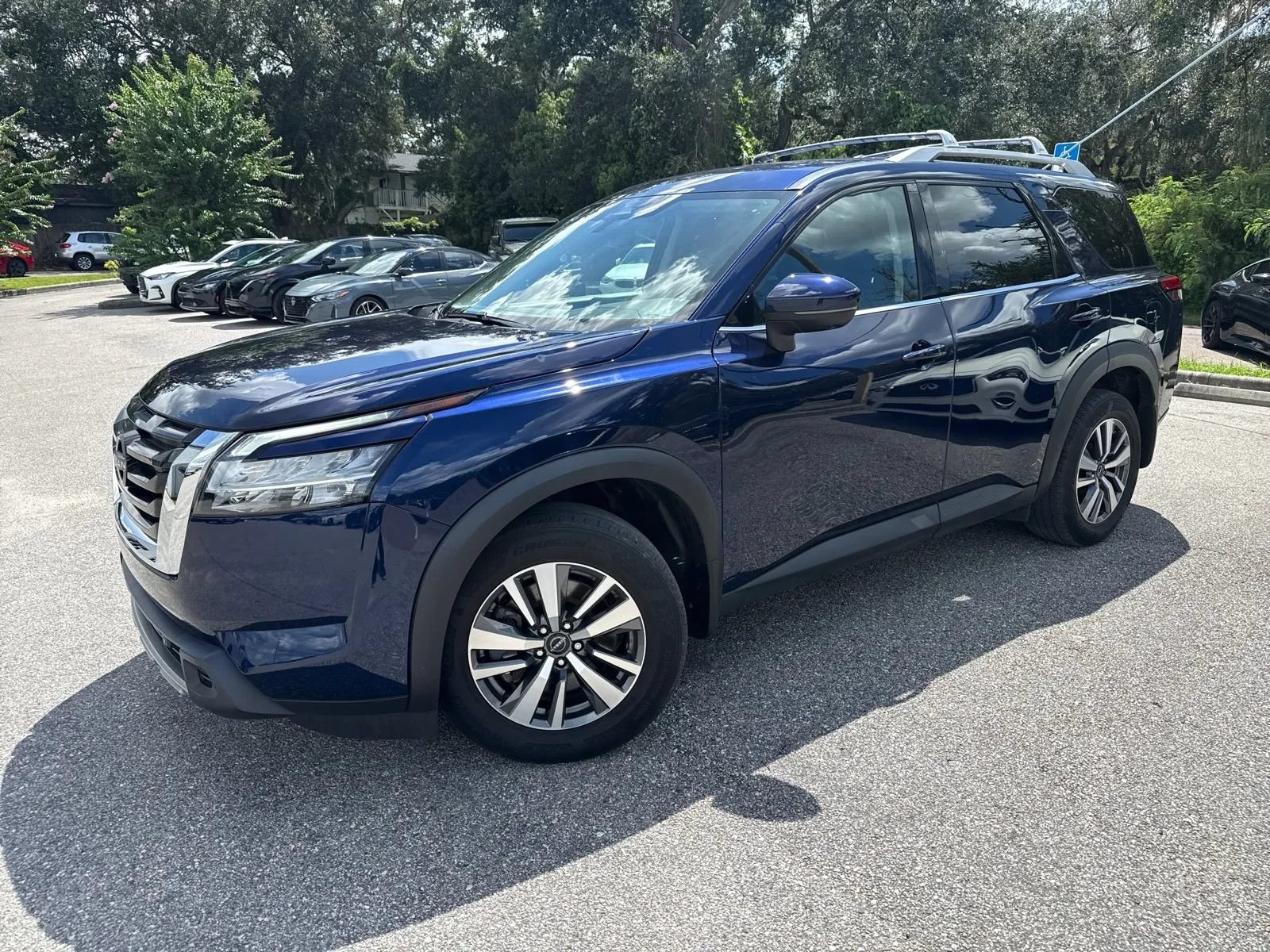 Used 2023 Nissan Pathfinder SL FWD image 3