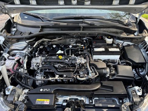 Used 2025 Toyota Corolla Cross LE image 31
