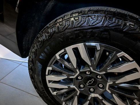 Used 2025 Chevrolet Suburban Z71 image 28