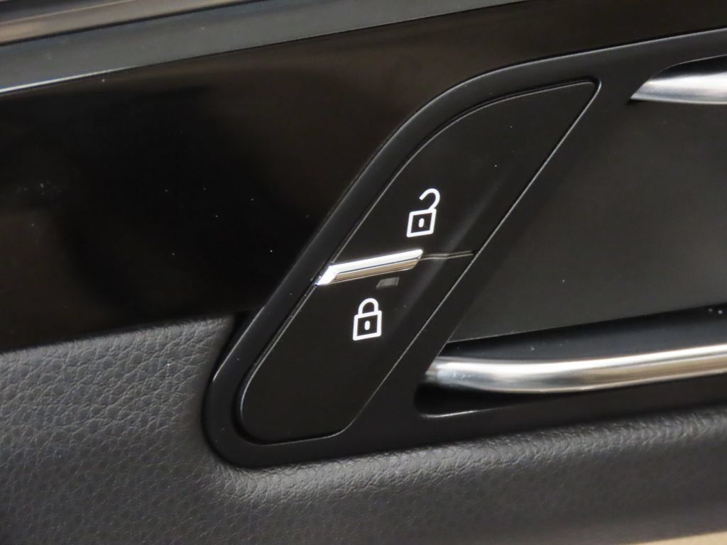 Certified 2026 Porsche Macan AWD/4WD image 37