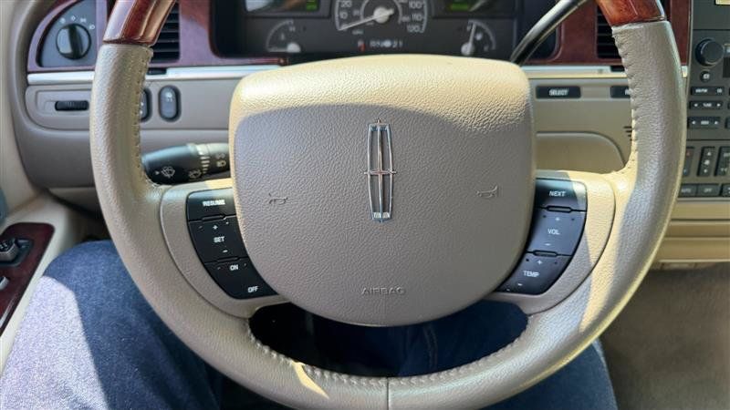 Used 2005 Lincoln Town Car Signature Limited RWD image 28
