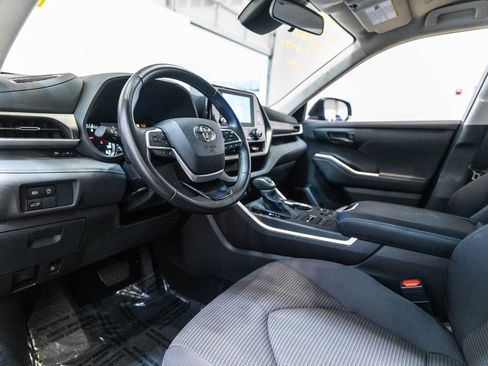 Certified 2025 Toyota Highlander LE AWD/4WD image 4