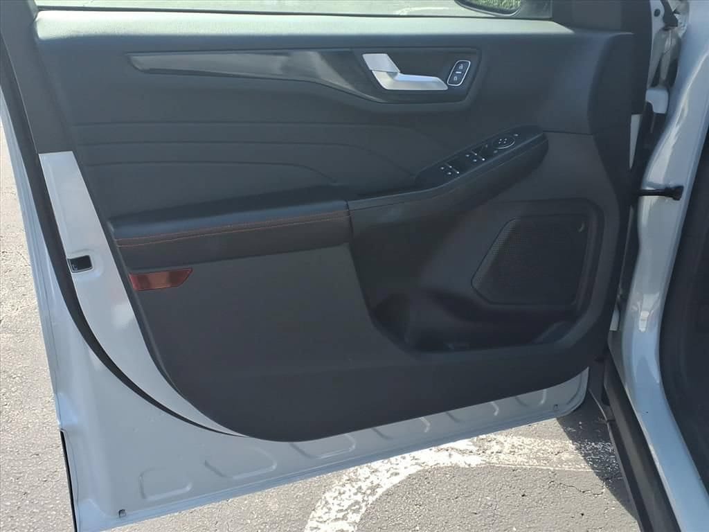 Used 2025 Ford Escape ST-Line FWD image 17
