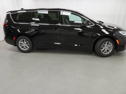 New 2026 Chrysler Pacifica Select image 9