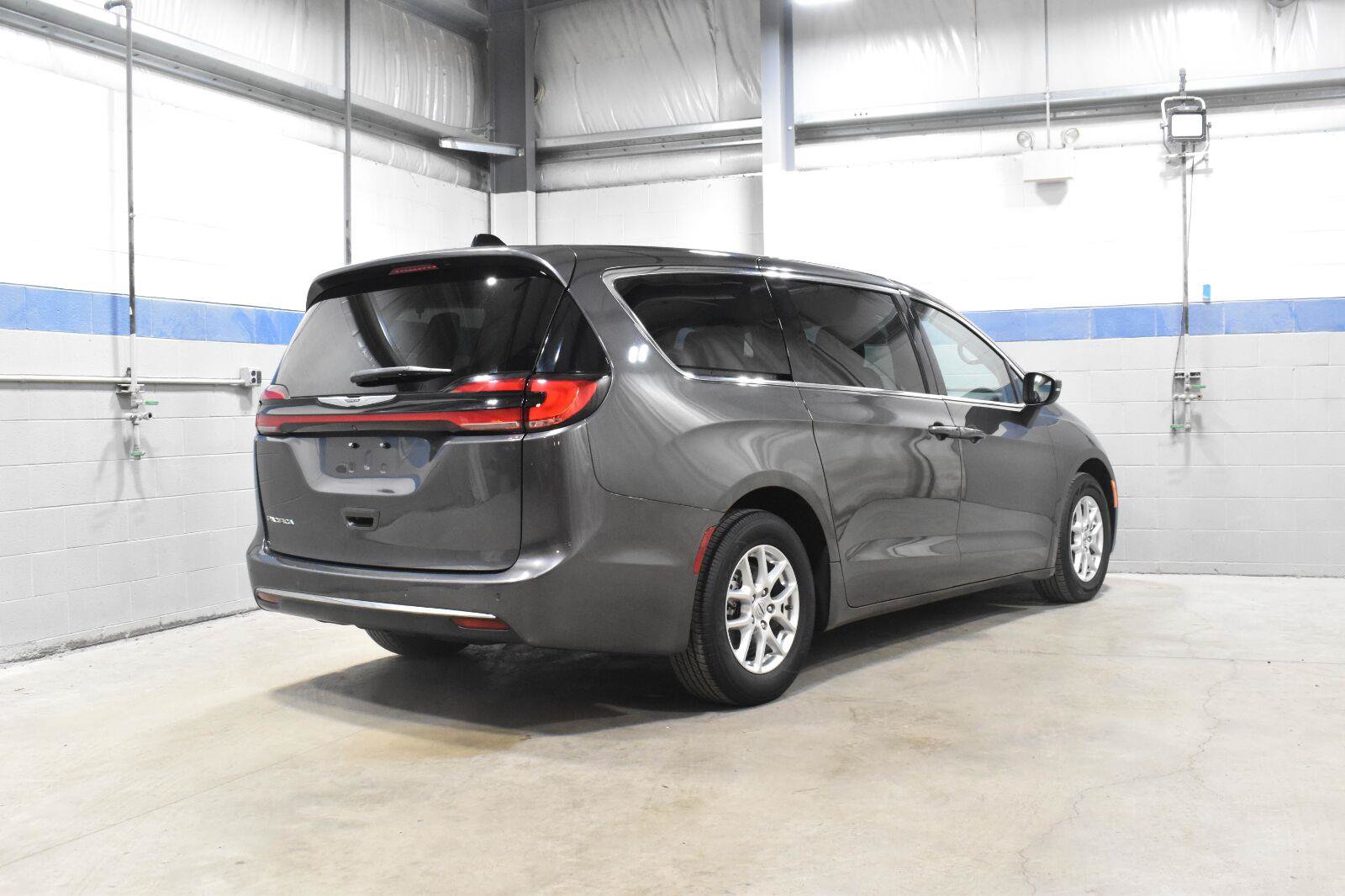 Used 2023 Chrysler Pacifica Touring-L FWD image 26