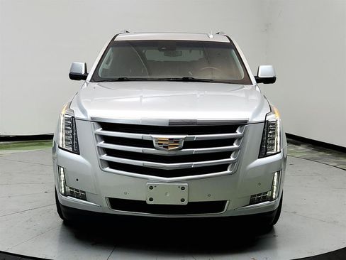 Used 2019 Cadillac Escalade Luxury RWD image 2