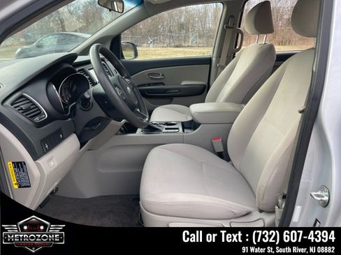 Used 2019 Kia Sedona L FWD image 11