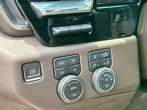 Used 2023 Chevrolet Silverado 1500 LTZ w/ Technology Package AWD/4WD image 14