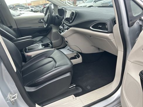 Used 2023 Chrysler Pacifica Touring-L image 12