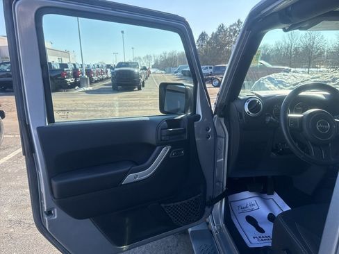 Used 2016 Jeep Wrangler Unlimited Sahara image 14