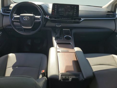 Used 2024 Toyota Sienna XLE FWD image 11