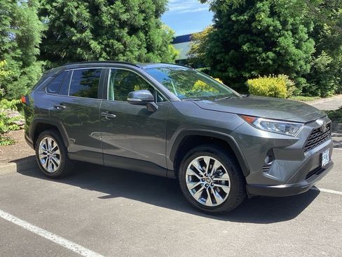 Used 2021 Toyota RAV4 XLE Premium AWD/4WD image 7