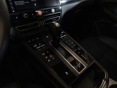 Certified 2026 Porsche Macan AWD/4WD image 25