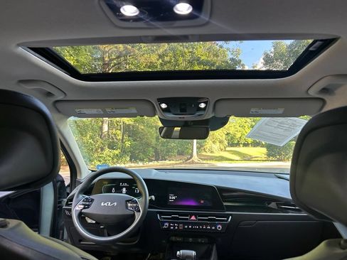 Used 2023 Kia Niro SX Touring FWD image 20