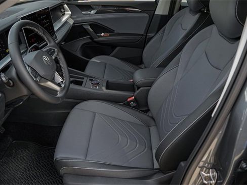 New 2025 Volkswagen Tiguan SE image 10