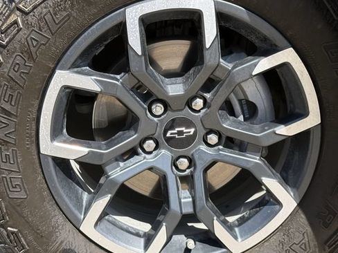 Used 2025 Chevrolet Equinox ACTIV w/ Safety and Technology Package FWD image 10