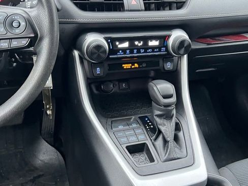 Used 2021 Toyota RAV4 LE image 17