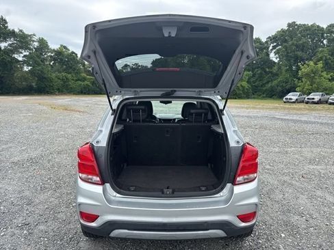Used 2018 Chevrolet Trax LT w/ LT Convenience Package FWD image 3