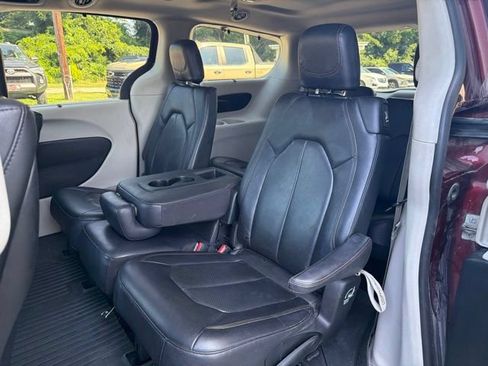 Used 2020 Chrysler Pacifica Touring-L Plus FWD image 17