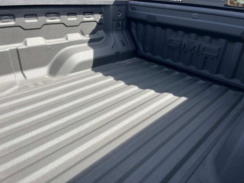 Used 2025 GMC Canyon Denali image 4