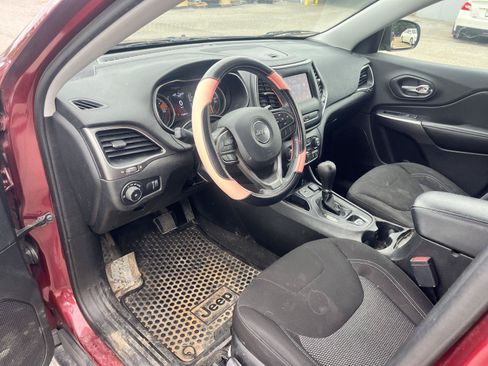 Used 2019 Jeep Cherokee Latitude w/ Cold Weather Group FWD image 10