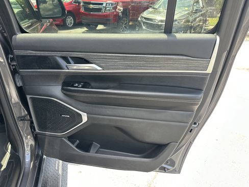 Used 2024 Jeep Wagoneer L Series II RWD image 18