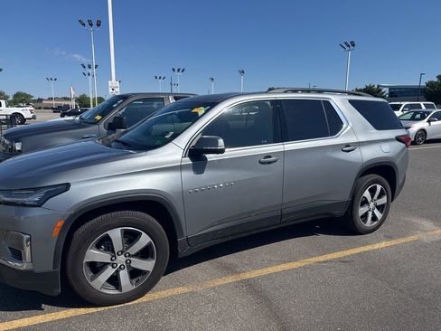 Used 2023 Chevrolet Traverse LT w/ LT Premium Package FWD image 5