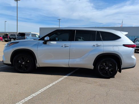Used 2021 Toyota Highlander XLE image 5