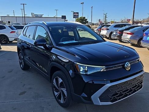 New 2026 Volkswagen Taos SE image 3