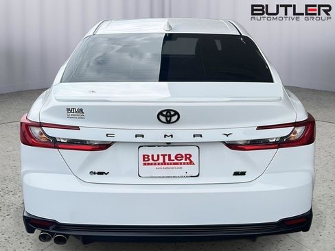 Used 2025 Toyota Camry SE w/ Convenience Package image 5