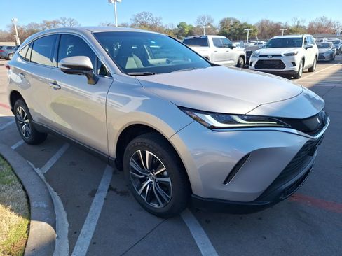 Used 2023 Toyota Venza LE image 8