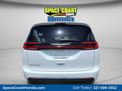 Used 2025 Chrysler Pacifica Select FWD image 4