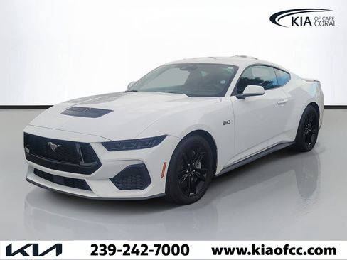 Used 2025 Ford Mustang GT RWD image 3