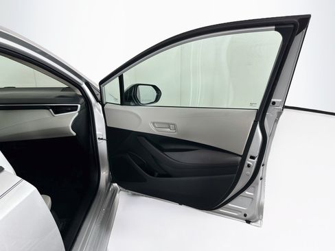 Used 2025 Toyota Corolla LE FWD image 29