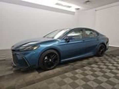 Certified 2025 Toyota Camry SE image 3