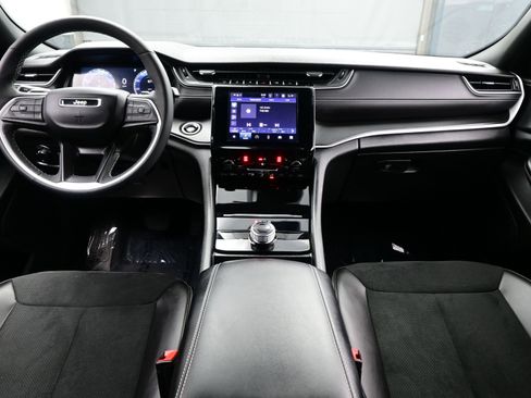 Used 2025 Jeep Grand Cherokee Altitude image 17