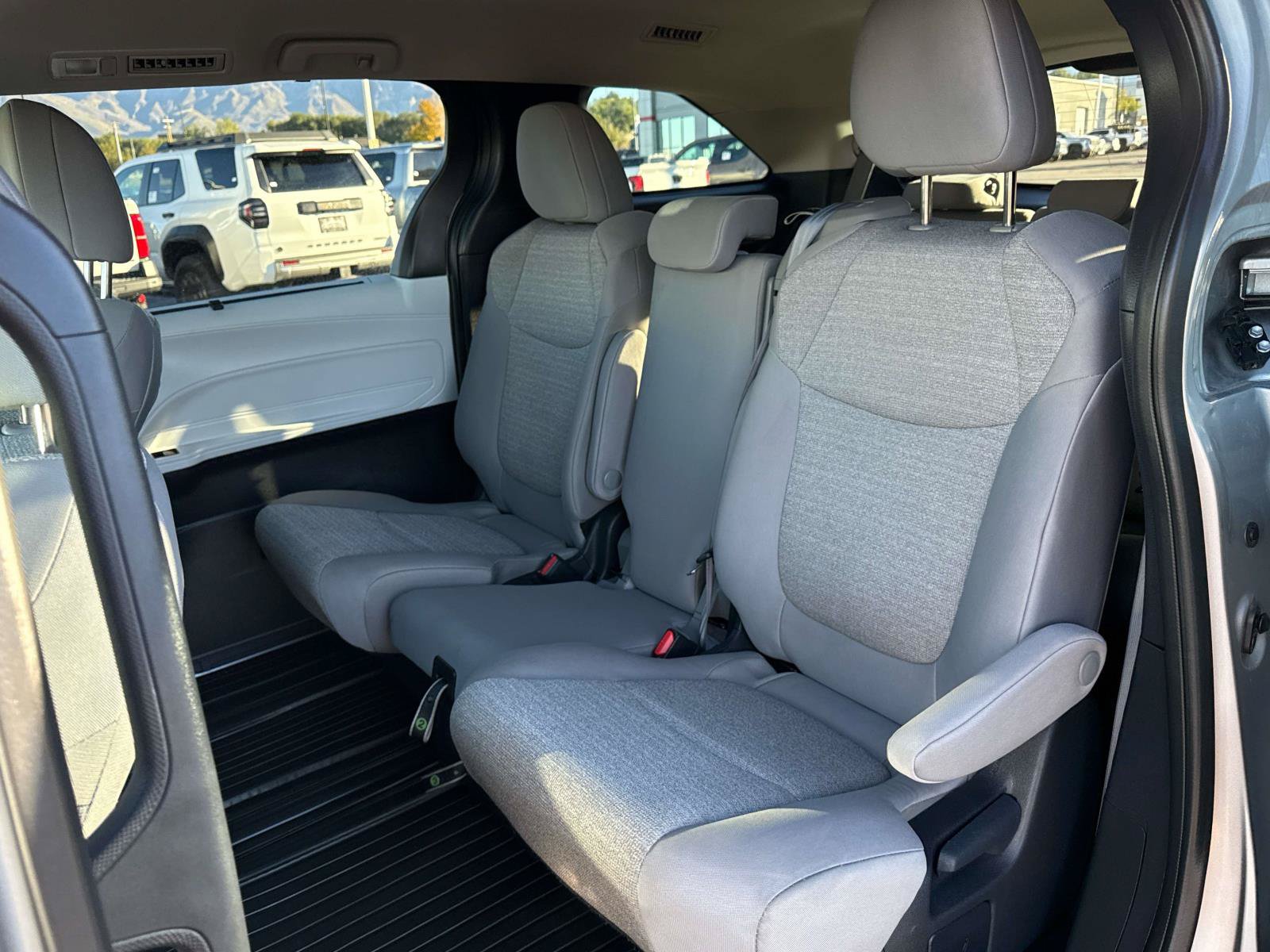 Used 2025 Toyota Sienna LE FWD image 13