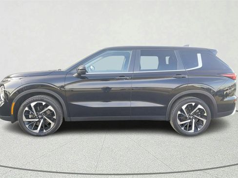 Used 2023 Mitsubishi Outlander SE image 4