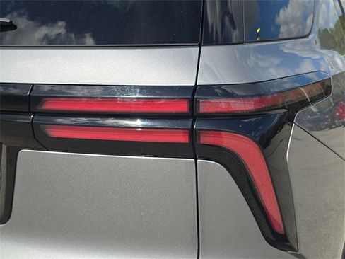 Used 2024 Chevrolet Traverse LT image 8