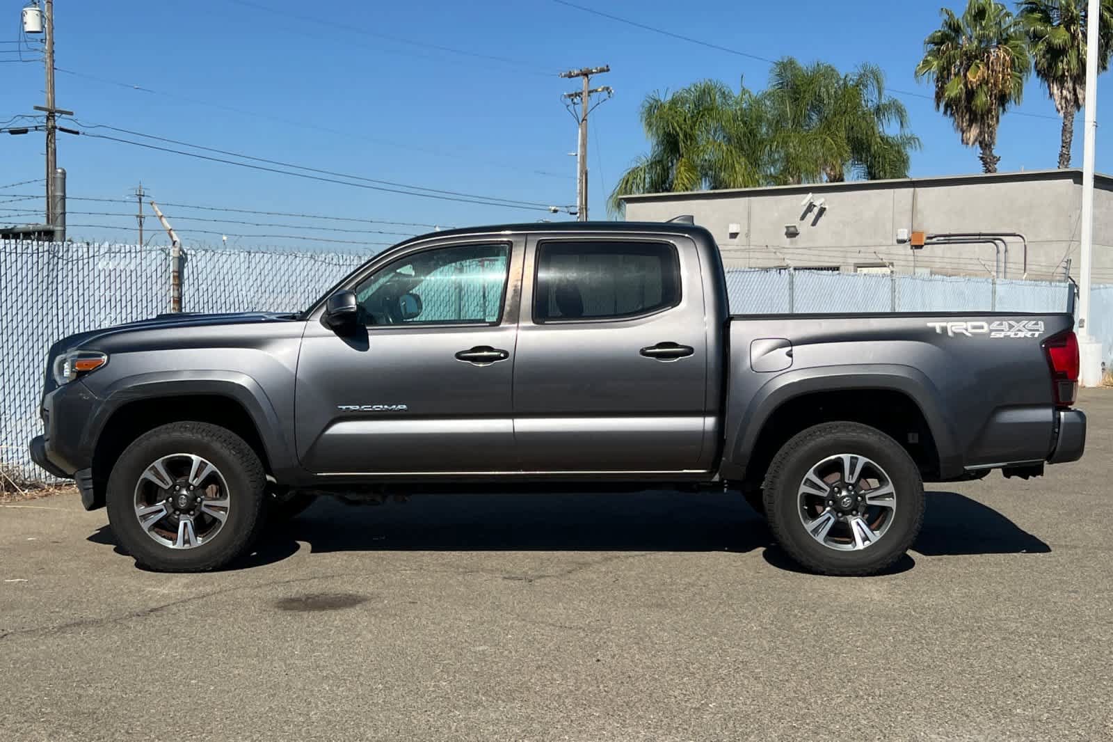 Used 2018 Toyota Tacoma TRD Sport w/ Technology Package AWD/4WD image 2