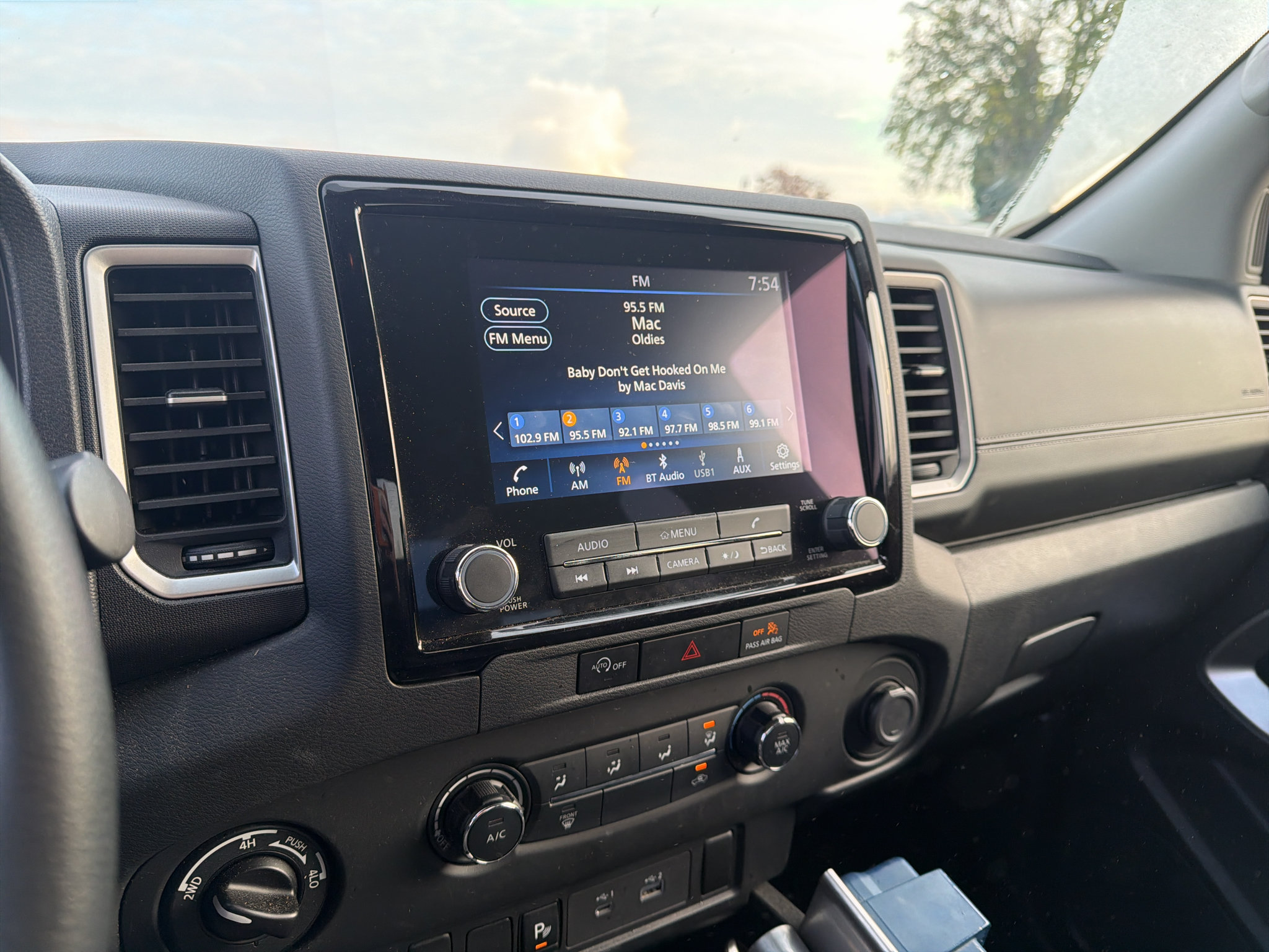 Used 2024 Nissan Frontier SV w/ Technology Package AWD/4WD image 13