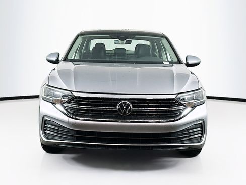 Used 2024 Volkswagen Jetta SE image 2