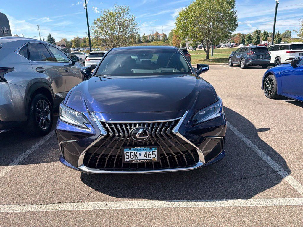 Used 2025 Lexus ES 300h Ultra Luxury FWD image 2