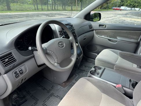 Used 2009 Toyota Sienna LE FWD image 25