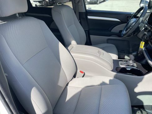 Used 2016 Toyota Highlander LE image 21