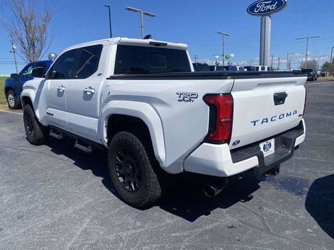 Used 2024 Toyota Tacoma TRD Sport w/ TRD Sport Upgrade Package image 5