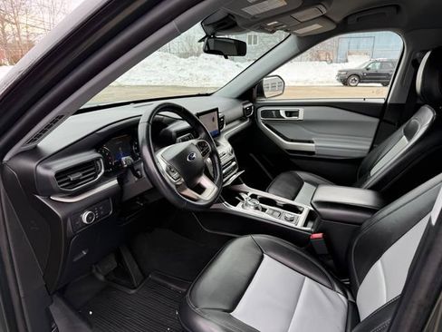 Used 2022 Ford Explorer XLT w/ Equipment Group 202A image 3