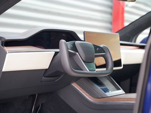 Used 2023 Tesla Model X image 9